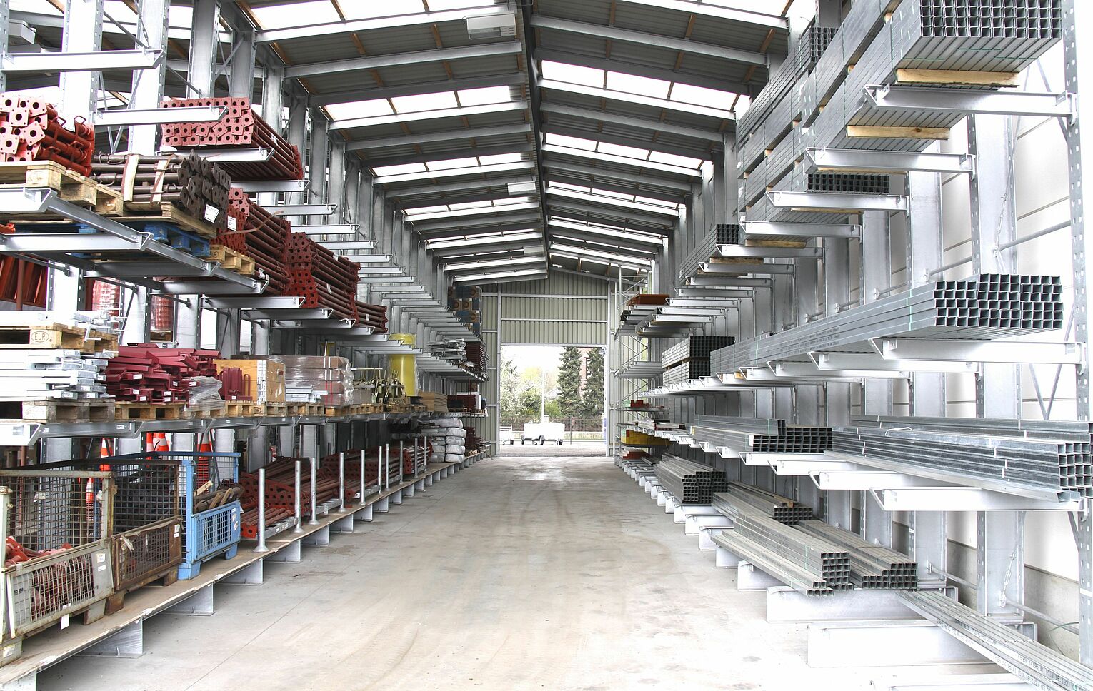 [Translate "Portugal"] Rack-clad warehouse Cantilever racking