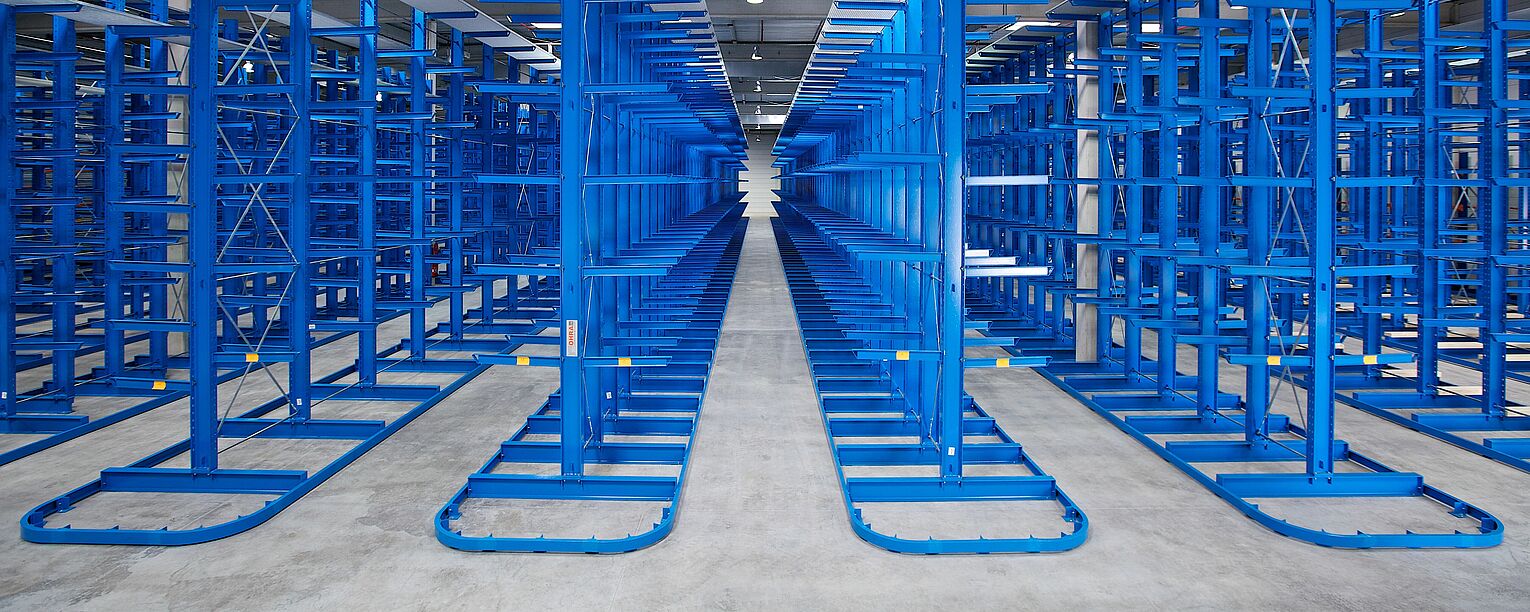 [Translate "Portugal"] Cantilever racking for narrow aisle