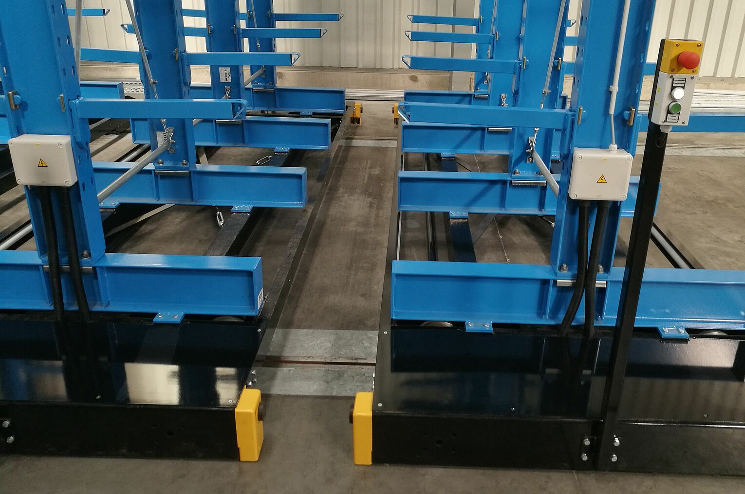 [Translate "Portugal"] Mobile cantilever racking