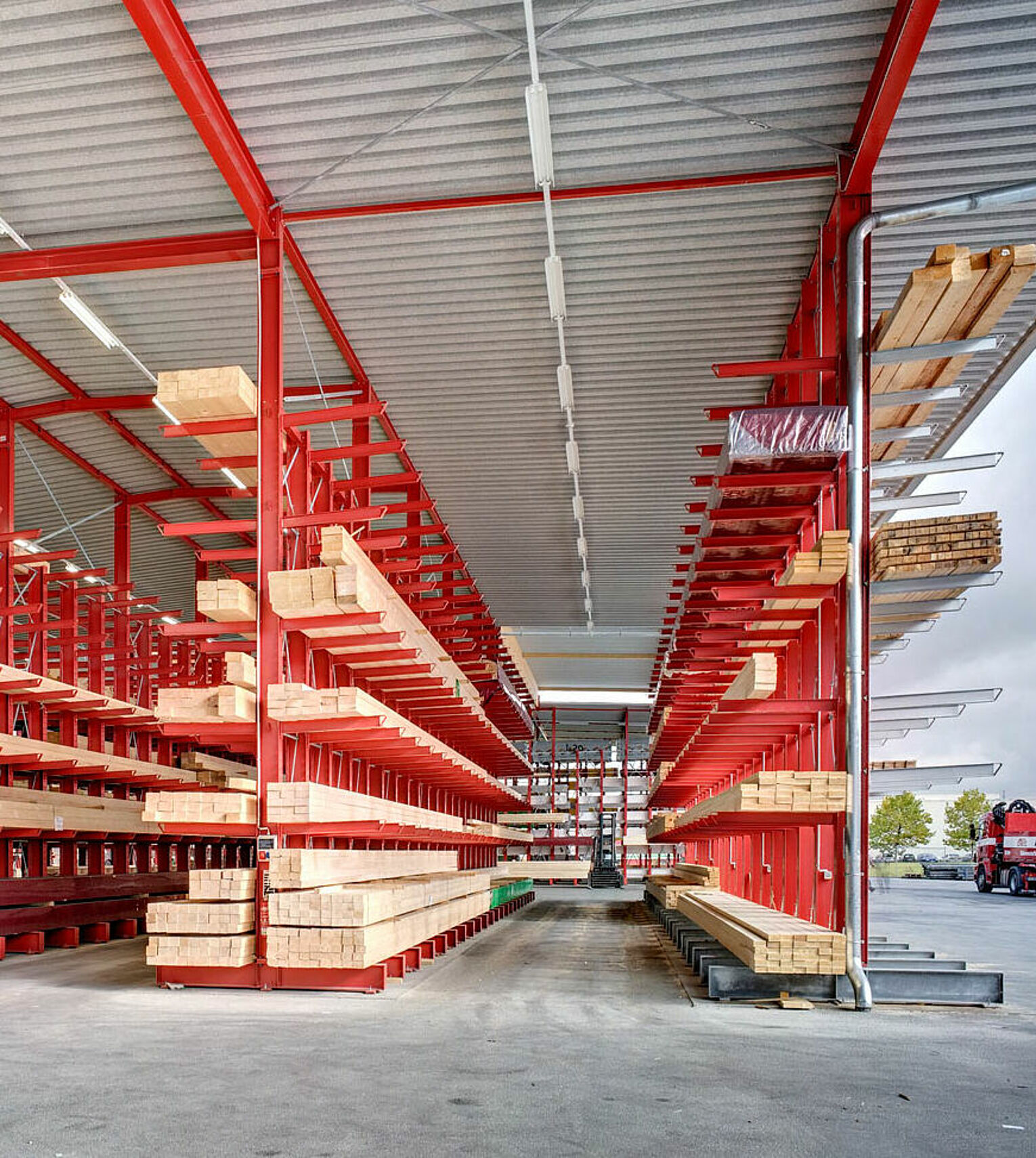 [Translate "Portugal"] Rack-clad warehouse Cantilever racking