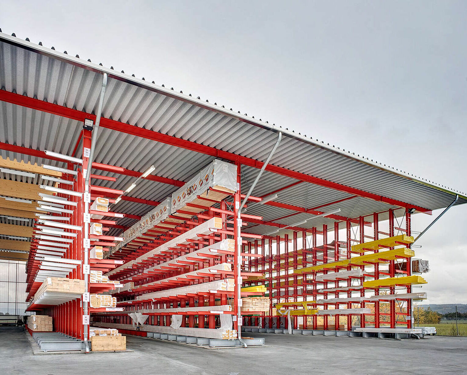 [Translate "Portugal"] Rack-clad warehouse Cantilever racking