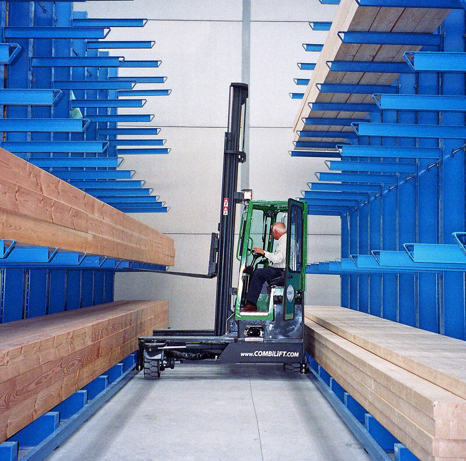 [Translate "Portugal"] Cantilever racking for narrow aisle